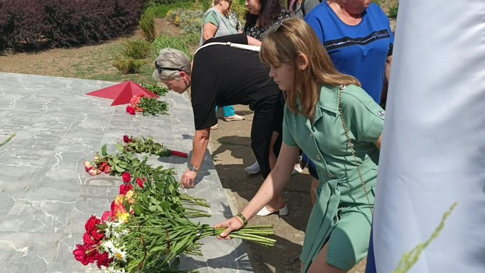 В День памяти и скорби жители нашего поселка Новоалексеевка приняли участие в памятном мероприятии и возложении цветов в память о начале Великой Отечественной войны