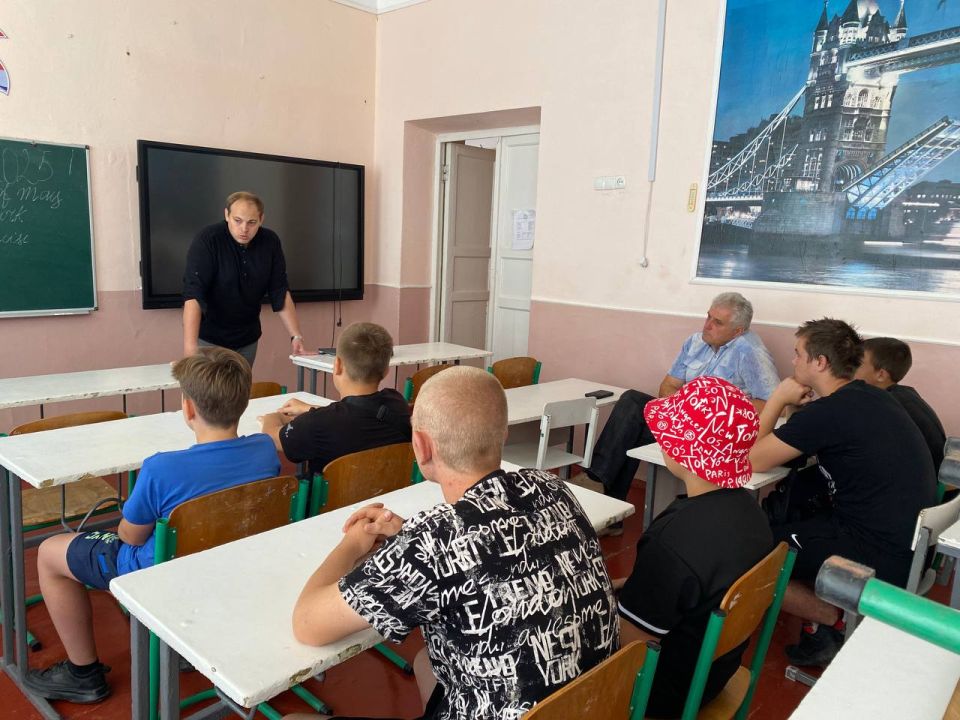 В Верхнерогачикском муниципальном округе состоялась встреча представителей администрации с инициативной молодежью в преддверии празднования Дня молодежи