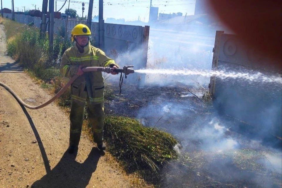 У железной дороги в Херсонской области горела трава на 400 квадратных метрах