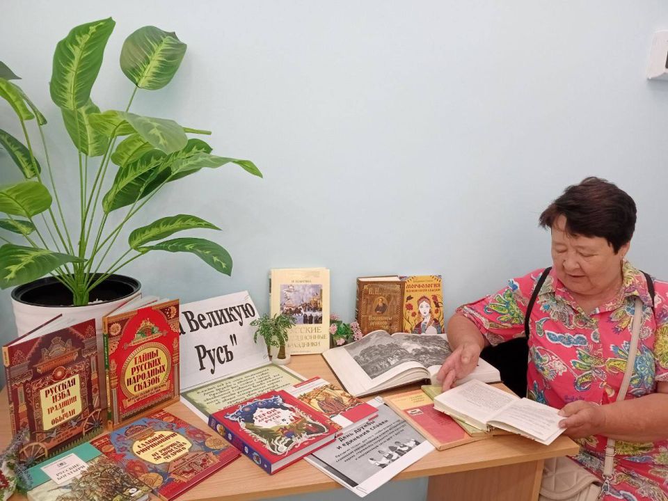 «Братья славяне - един для нас мир»: в населенных пунктах Генического МО оформили тематические книжные выставки