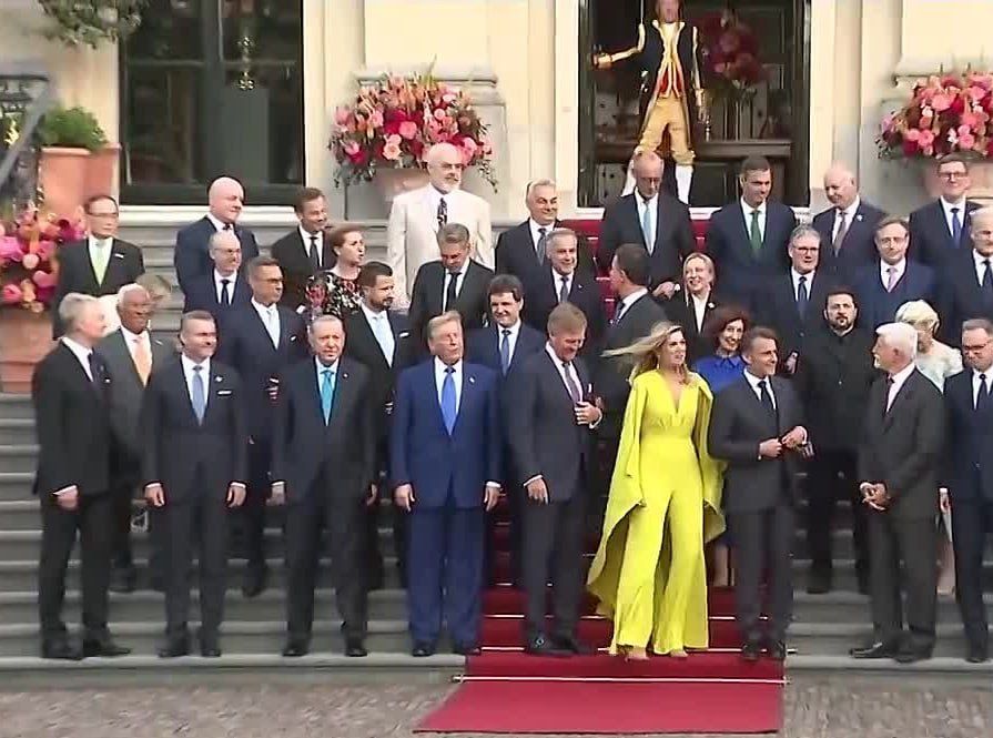 Зеленский в Гааге: от улыбок до холодной изоляции