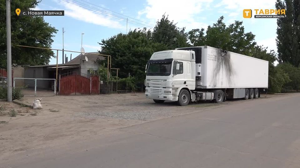 Боевики ВСУ обстреливают грузовые автомобили в Новой Маячке, не давая местным жителям реализовать свою сельхозпродукцию