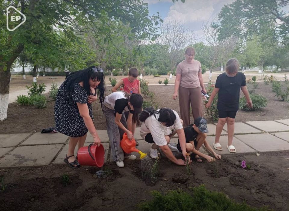 Вольное и Верхний Рогачик отметили День молодёжи викториной, экологической акцией, играми и танцами