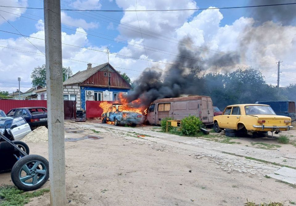 В результате обстрела со стороны украинских вооруженных формирований поврежден пожарный автомобиль