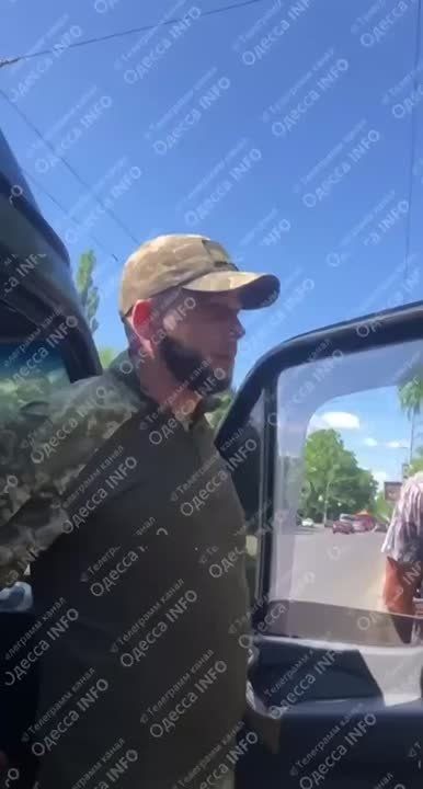 В Одессе сотрудник ТЦК распылил перцовый баллончик в лицо женщине, которая пыталась защитить мужчину от насильственной Земобилизации, сообщают местные Telegram-каналы