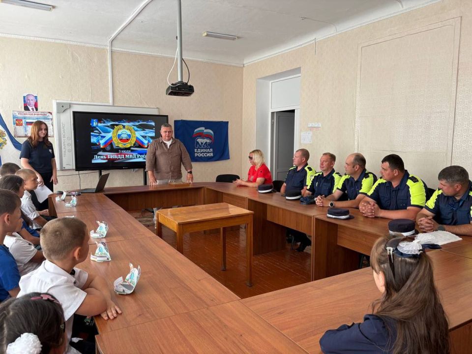 В Нижнесерогозской школе под руководством секретаря первичного отделения Инны Черняк состоялось торжественное мероприятие, посвящённое празднованию Дня ГИБДД