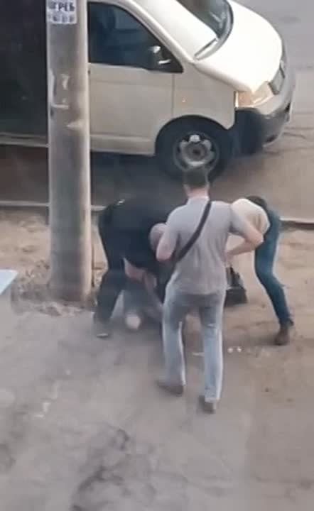 А в это время в Кривом Роге ТЦК-шники вновь заломали очередную жертву Зеленского