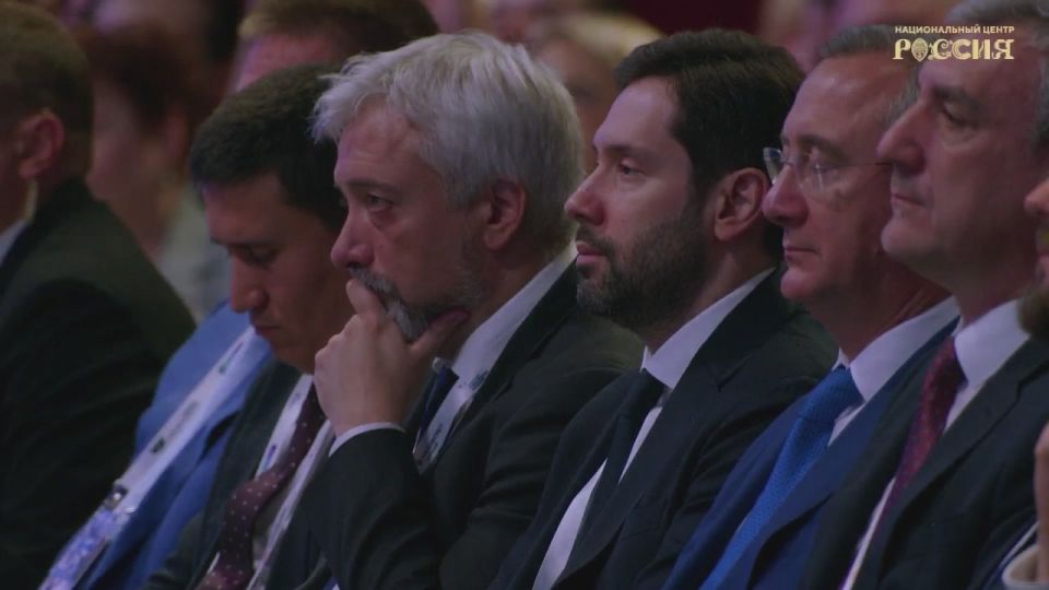 Владимир Путин принимает участие в пленарном заседании форума «Сильные идеи для нового времени»