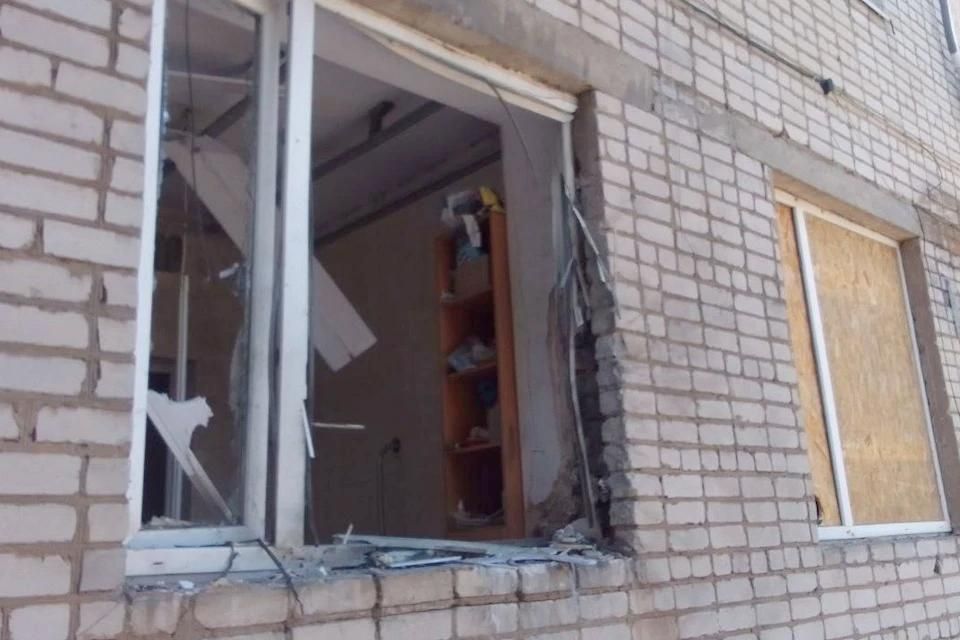 «Место ВСУ – в аду»: Украинские дроны-камикадзе атаковали здание центральной районной больницы в Алешках