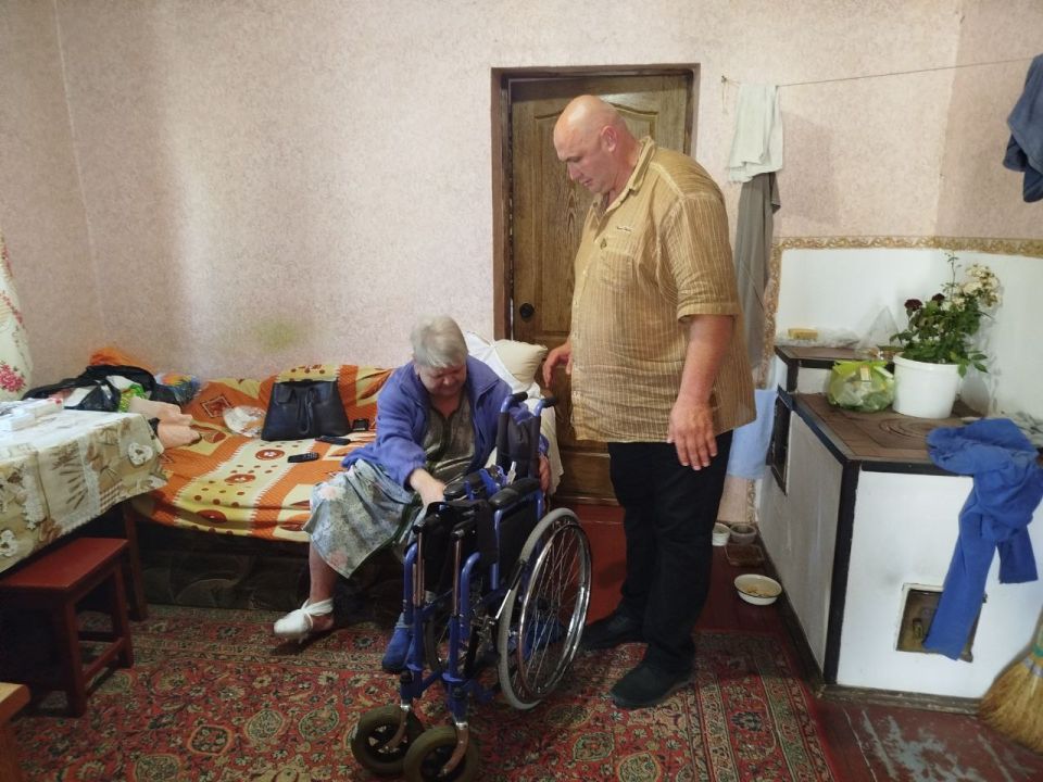 Жительнице пгт Лазурное оказали адресную помощь