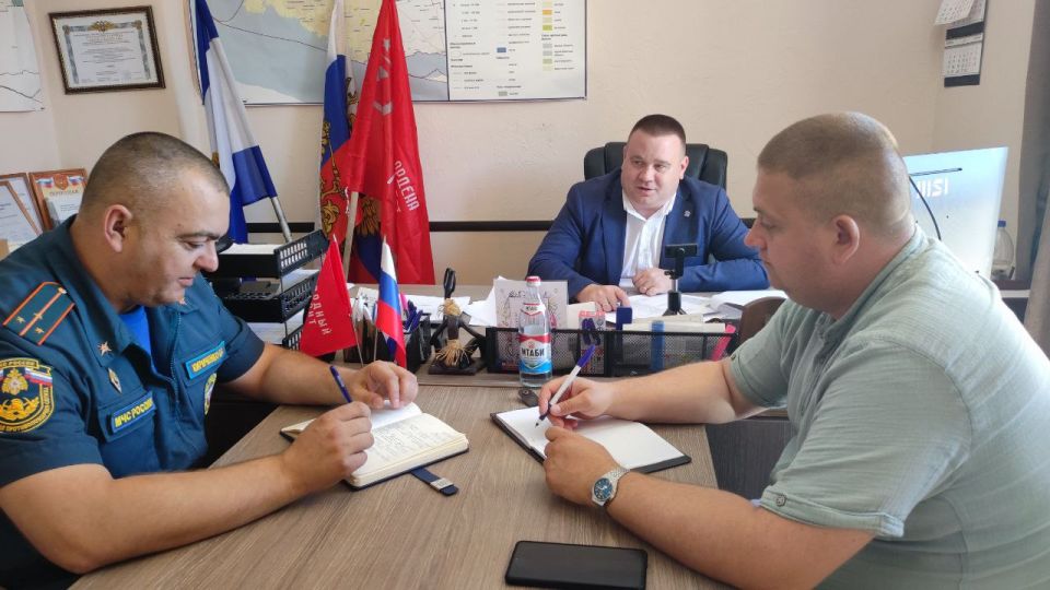 Виталий Титаренко: Провел рабочее совещание с начальником 8-й пожарно-спасательной части города Голая Пристань Евгением Кириченко по вопросам оперативной обстановки с пожарами на территории округа