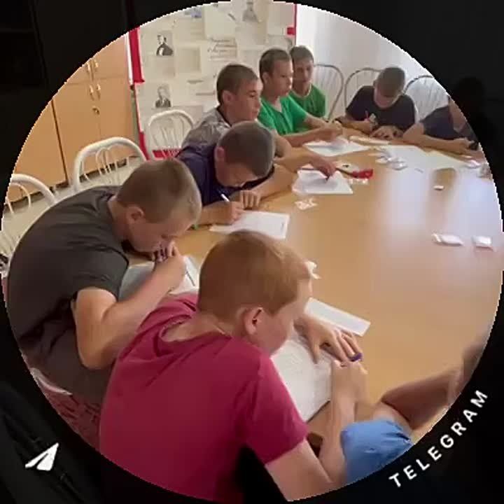 Народный фронт Херсонской области поддержал инициативу ребят из Адыгеи в написании писем и изготовлении брелков, которые будут переданы представителями Народного фронта бойцам