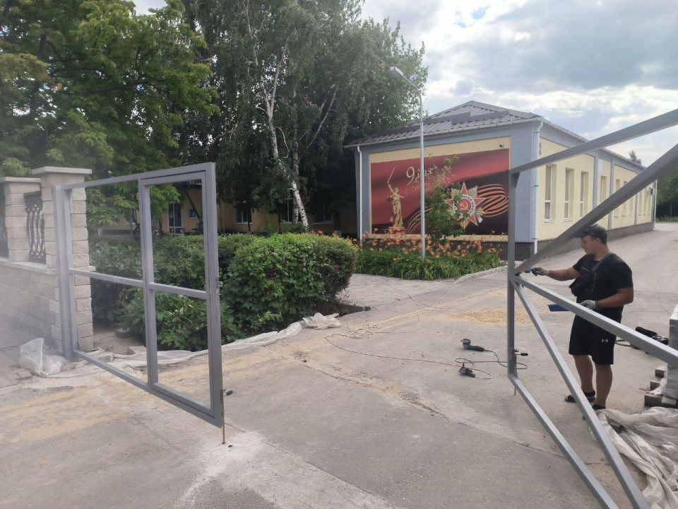 Строители из Краснодарского края продолжают делать ремонт в Генической школе №4