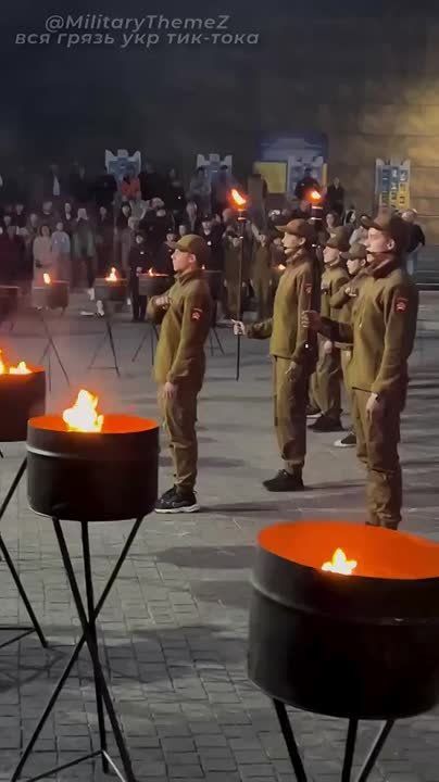 По стопам гитлерюгенда.. Вот так во Львове маленькие громадяне приносят свою "клятву Бандеры" По устоявшейся традиции — никакого "нацизма на Украине нет". А на видео, конечно же, нет ни чубатого гитлерюгенда, ни факелов в...