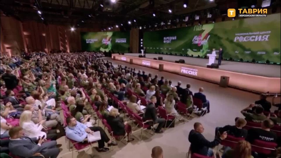 Народный фронт стал массовым общественным движением благодаря поддержке подавляющего большинства граждан России, заявил Владимир Путин