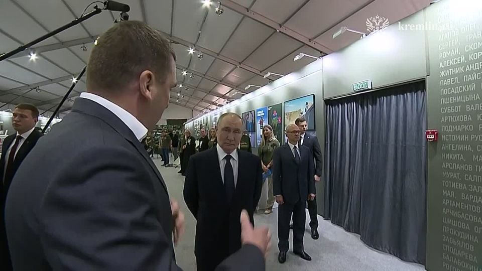 Владимир Путин приехал на выставку Народного фронта "Все для Победы!"