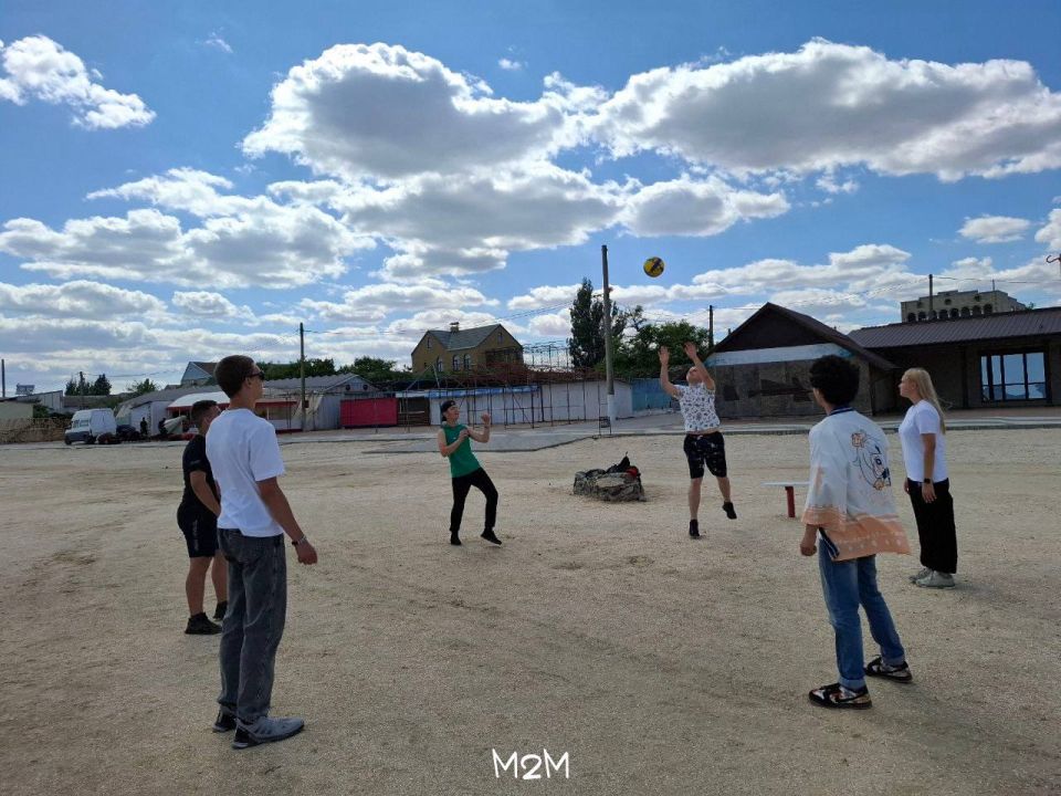 #РСОпроСПОРТ. Участники Студенческих отрядов Херсонской области, "ЮНАРМИИ" И ВОД "Волонтеры медики" собрались на городском пляже, чтобы провести время с пользой и поиграть в волейбол