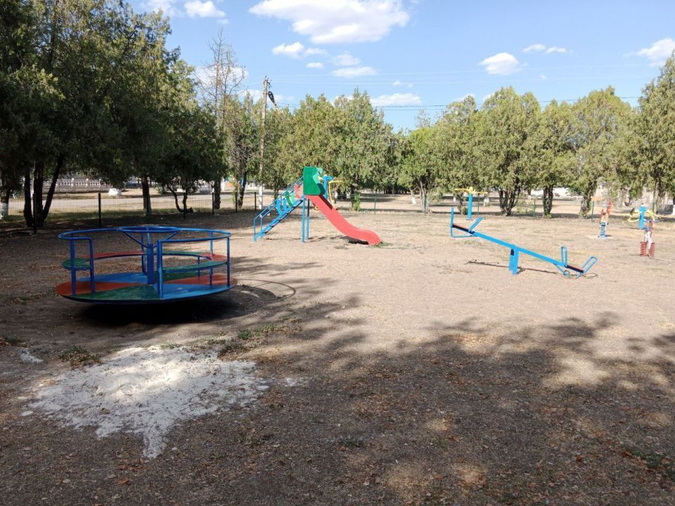 Работники МКУ «Возрождение» совместно с коллективом Нижнеторгаевского Дома культуры в селе Нижние Торгаи провели ремонт детской площадки