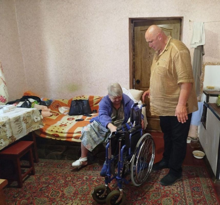 Жительнице пгт Лазурное оказали адресную помощь