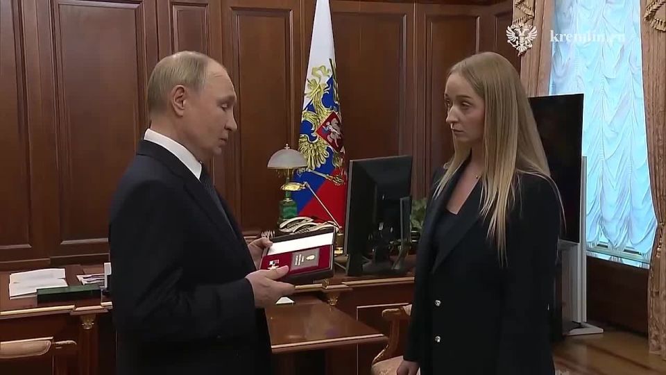 Владимир Путин передал Жанне Гудковой – вдове Героя России генерал-майора Михаила Гудкова – медаль «Золотая Звезда»