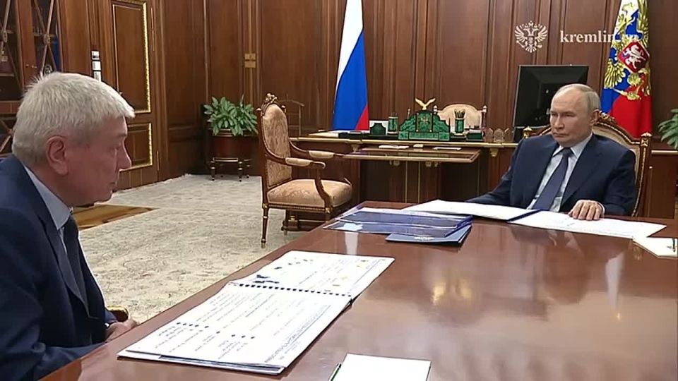 Владимир Путин проводит встречу с директором Федеральной службы по финансовому мониторингу Юрием Чиханчиным