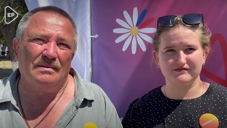 Николай из Берислава, Настя из Новотроицкого - у них двое детей, живут в Геническе, где в парке имени Шевченко прошел Фестиваль ко Дню семьи, любви и верности