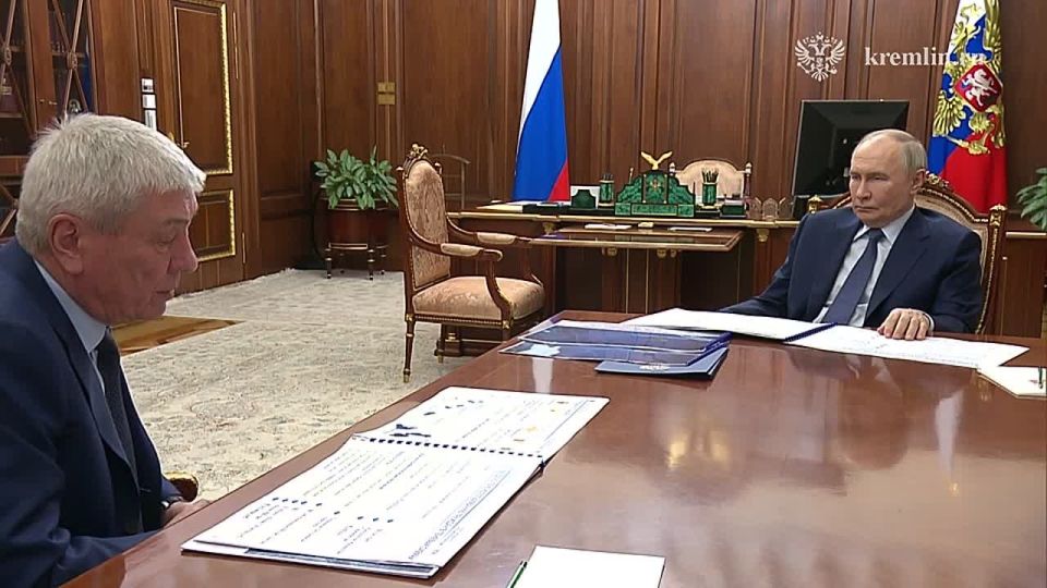 Директор Федеральной службы по финансовому мониторингу Юрий Чиханчин доложил Президенту России Владимиру Путину о мерах по борьбе с теневым финансовым оборотом, а также результатах этой деятельности