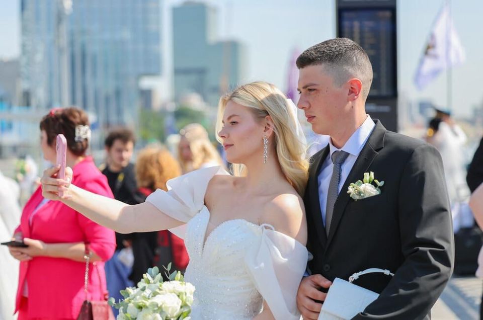 Напутствие молодым: Путин поздравил участников свадебного фестиваля