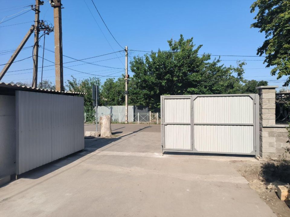 В Геническе продолжается капитальный ремонт учебного заведения на улице Лазурной