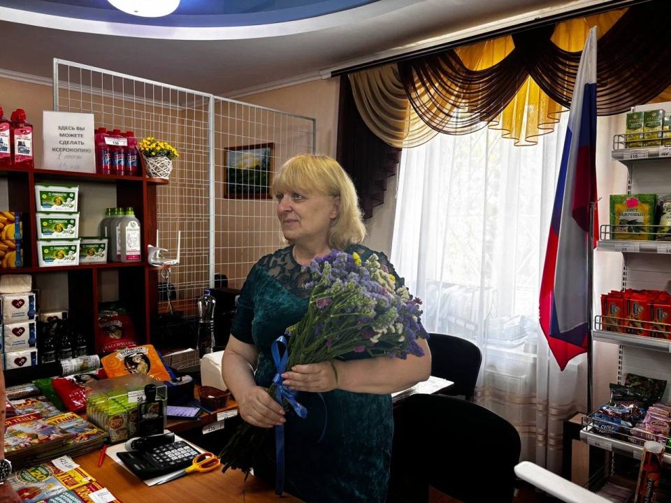 С Днем российской почты!. Особое внимание настоящим героям – тем, кто работает на территориях у линии боевого соприкосновения