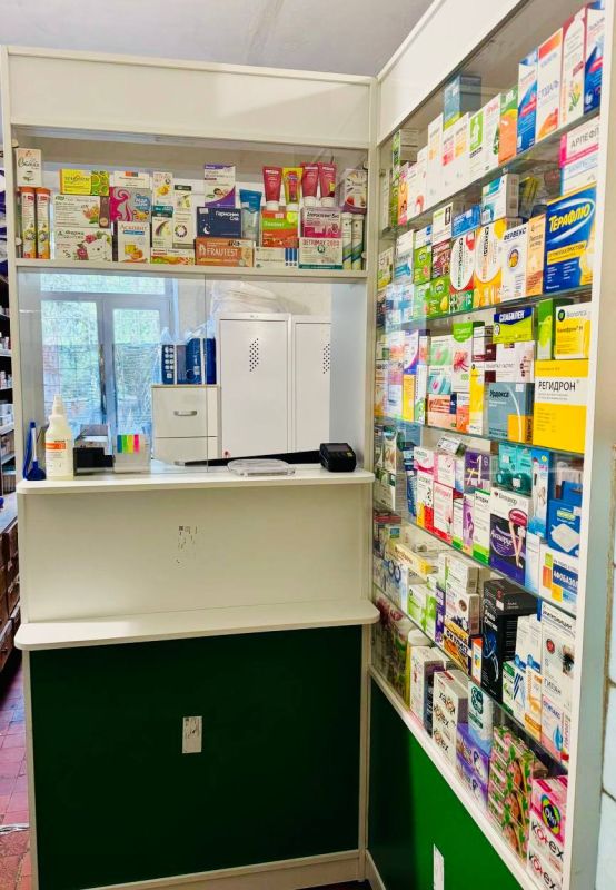 В аптечном пункте Верхнего Рогачика установили новые витрины и прилавки — оснащение сети государственных аптек продолжается