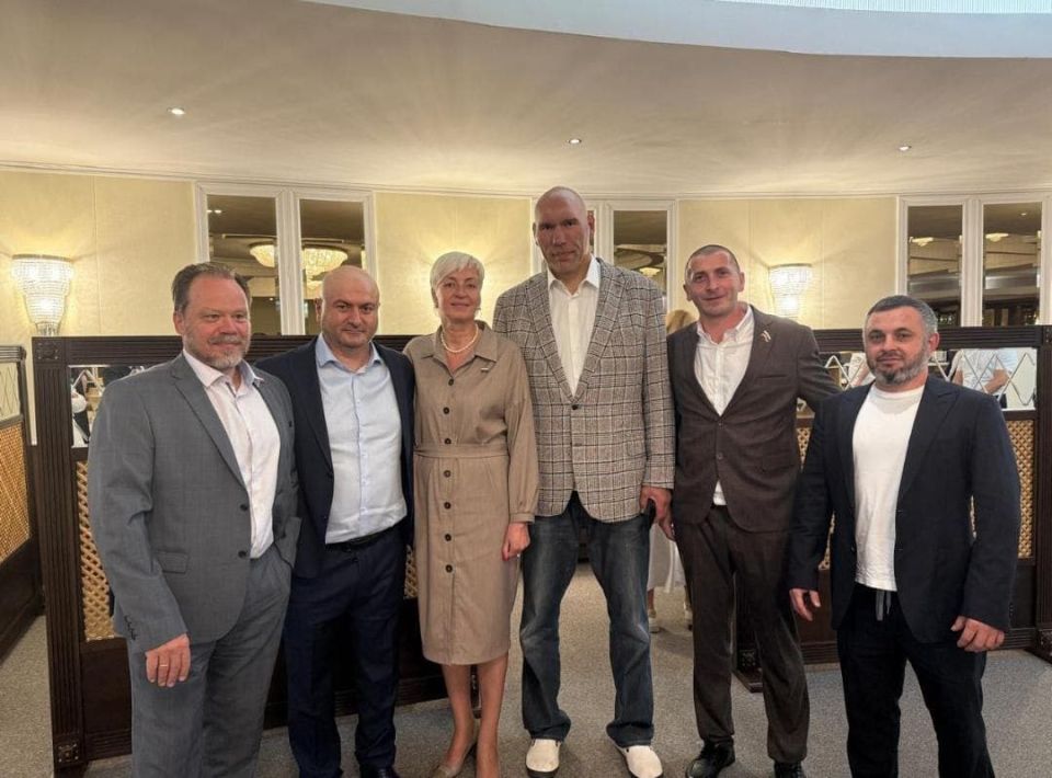 Рабочая встреча представителя Каланчакского округа и депутатов Государственной Думы: в фокусе — развитие спорта, молодежной политики и туризма