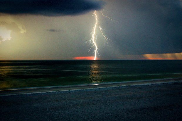 Инструктор Алешкин: При ударах молнии резиновые сапоги могут спасти жизнь