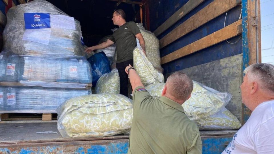Вода, продукты, снаряжение: 10 тонн помощи привезли кубанские единороссы в Херсонскую область