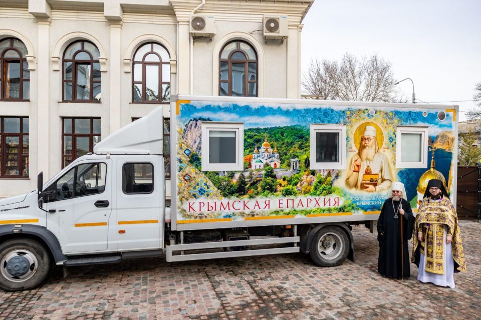 Крымская епархия передала Херсонской области медицинский автомобиль с диагностическим оборудованием