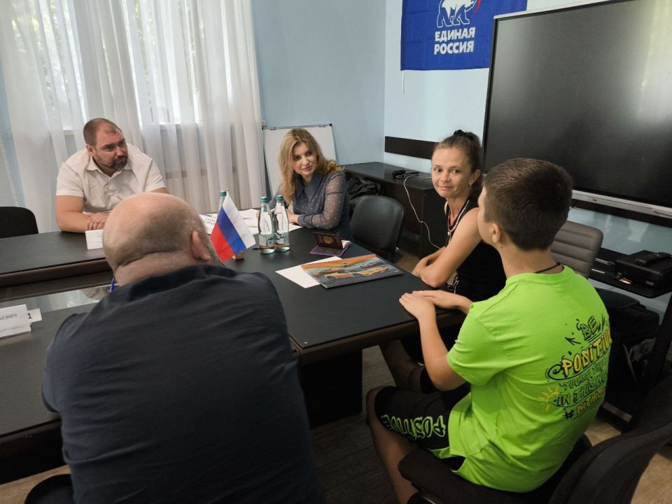 Омбудсмен по правам ребенка Херсонской области Ирина Кравченко и представитель областного отделения Ассоциации юристов России Евгений Четкарев посетили Алешкинский округ