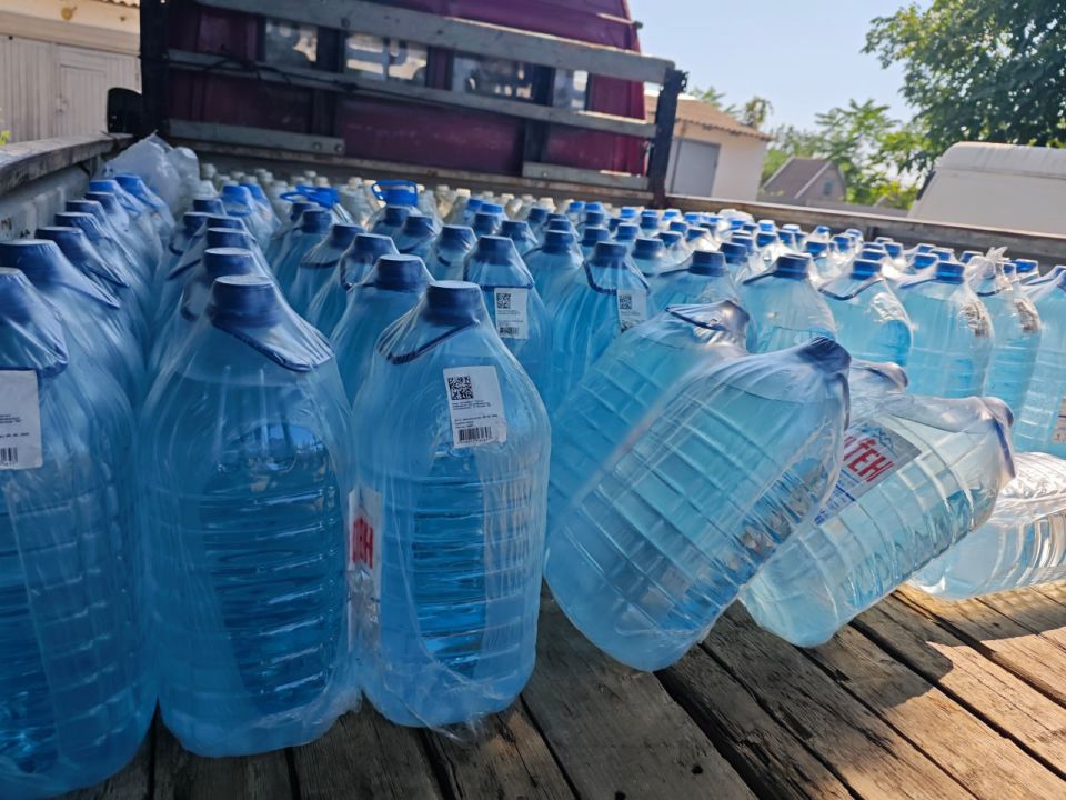 «Единая Россия» передала участникам СВО Херсонского направления бутилированную воду
