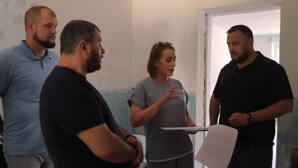 В библиотеке поселка Брилевка Алешкинского округа идет подготовка стен для укрепления, замена окон