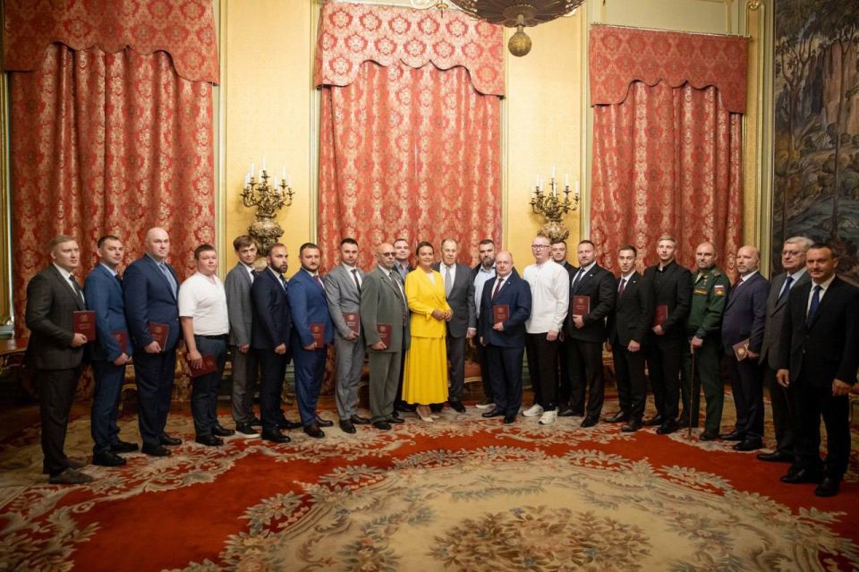 Статс-секретарь – заместитель Министра обороны России, председатель фонда «Защитники Отечества» Анна Цивилева приняла участие в церемонии завершения программы профессиональной переподготовки «Управление городской...