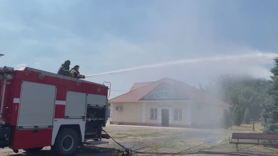 После занятия по противопожарной безопасности перешли от теории к практике - детям показали автомобильную цистерну на базе КАМАЗа, а также всё оборудование внутри