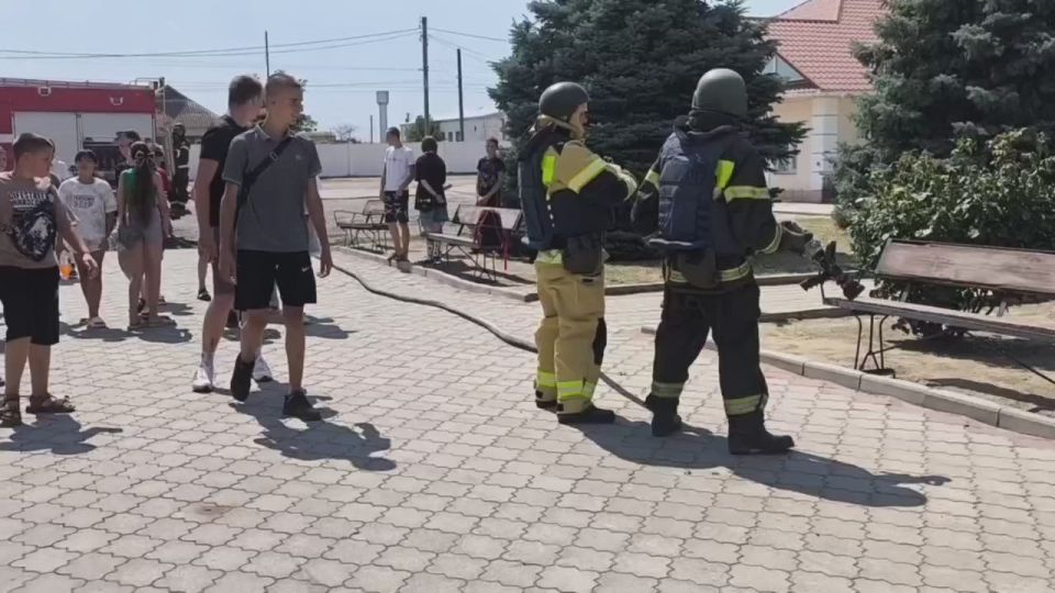 Руслан Хоменко: В Доме культуры села Тарасовка состоялся урок по противопожарной безопасности для школьников, организованный «Единой Россией», администрацией Алешкинского округа и сотрудниками МЧС России