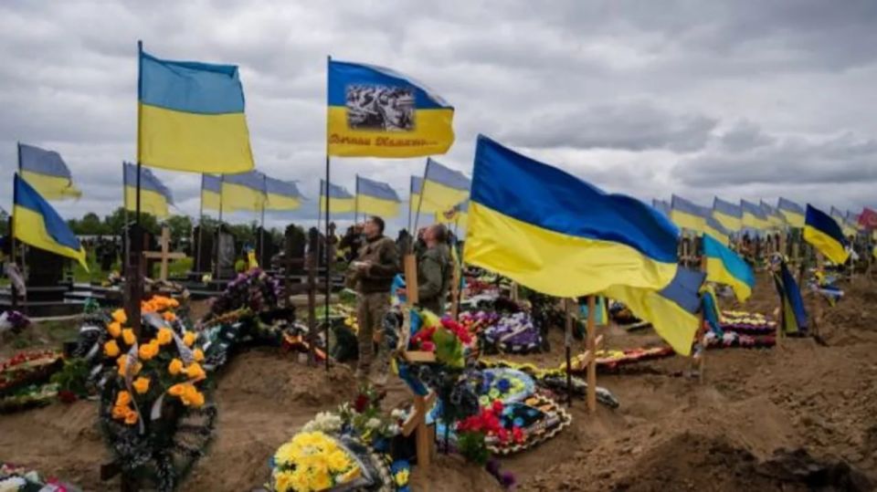 На кладбищах Украины закончились места под захоронение военных, сообщает газета Le Monde