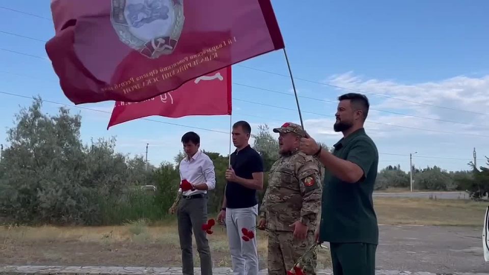 Первый секретарь Херсонского областного Комитета КПРФ, Рамиль Замалетдинов, вместе с нашими товарищами из Тывы возложили цветы к мемориалу защитникам Арабатской стрелки, которые в годы Великой Отечественной войны остановили...