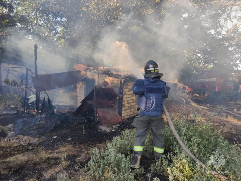 Спасатели МЧС ликвидировали пожар в хозяйственных постройках в Новой Маячке Алешкинского округа