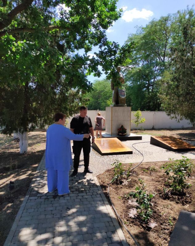 Сотрудники ГУП ХО «ОБЛВОДОКАНАЛ» провели субботник на территории подшефных памятников, посвященных Победе в Великой Отечественной войне