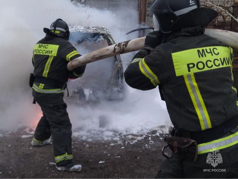 В Новой Маячке Алешкинского округа спасатели МЧС потушили горящий автомобиль