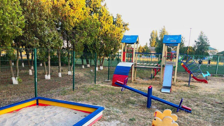 В Лазурном провели благоустройство детской игровой зоны