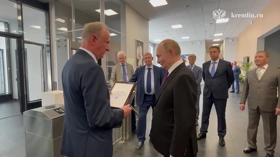 Президент России Владимир Путин награжден медалью Морской коллегии РФ «За верность российскому флоту»