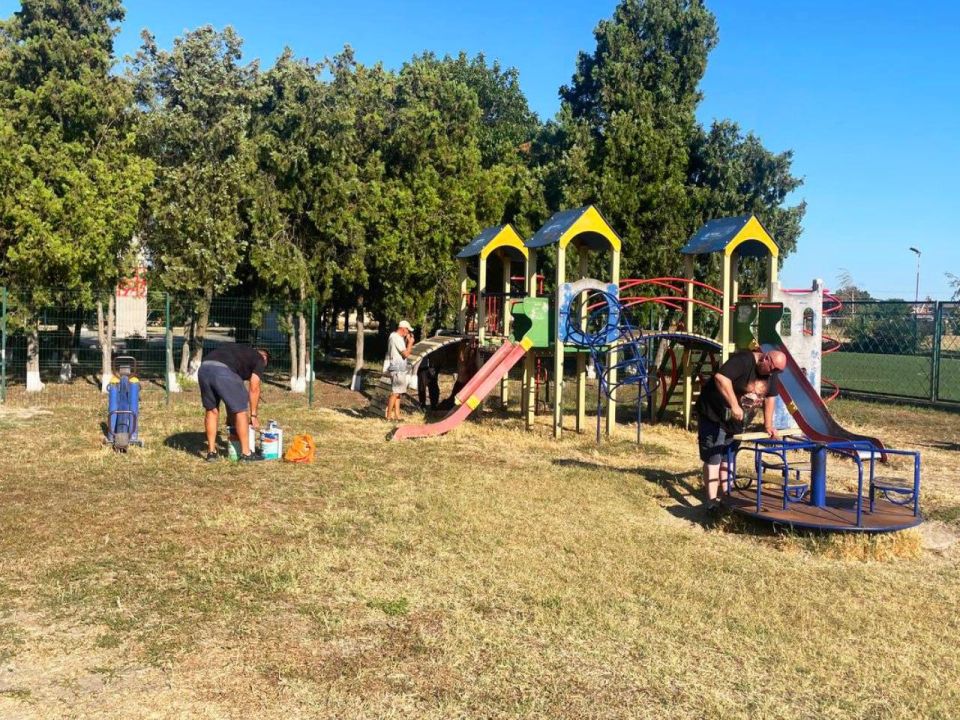 Комплексное благоустройство детской игровой зоны в пгт Лазурное