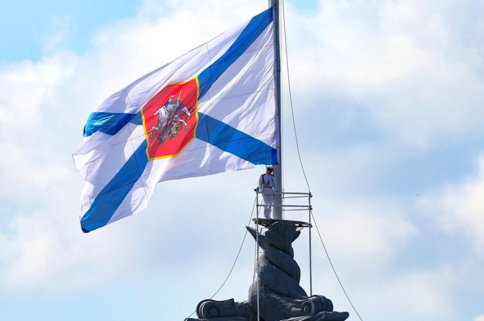 Флотские всегда за Родину и честь: Путин поздравил моряков с Днем ВМФ